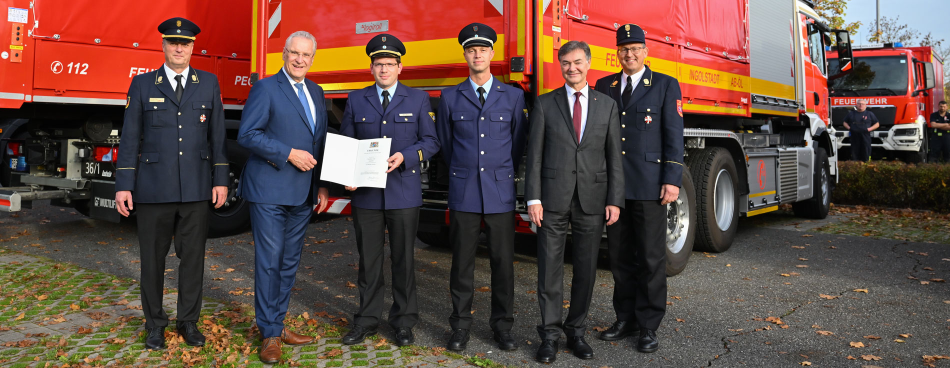 Innenminister Joachim Herrmann übergibt gemeinsam mit dem Präsidenten des Bundesamtes für Bevölkerungsschutz und Katastrophenhilfe, Ralph Tiesler, 64 Fahrzeuge des Katastrophenschutzes an freiwillige Hilfsorganisationen, Feuerwehren und THW. Fahrzeugübergabe mit Joachim Herrmann, Ralph Tiesler und Einsatzkräften