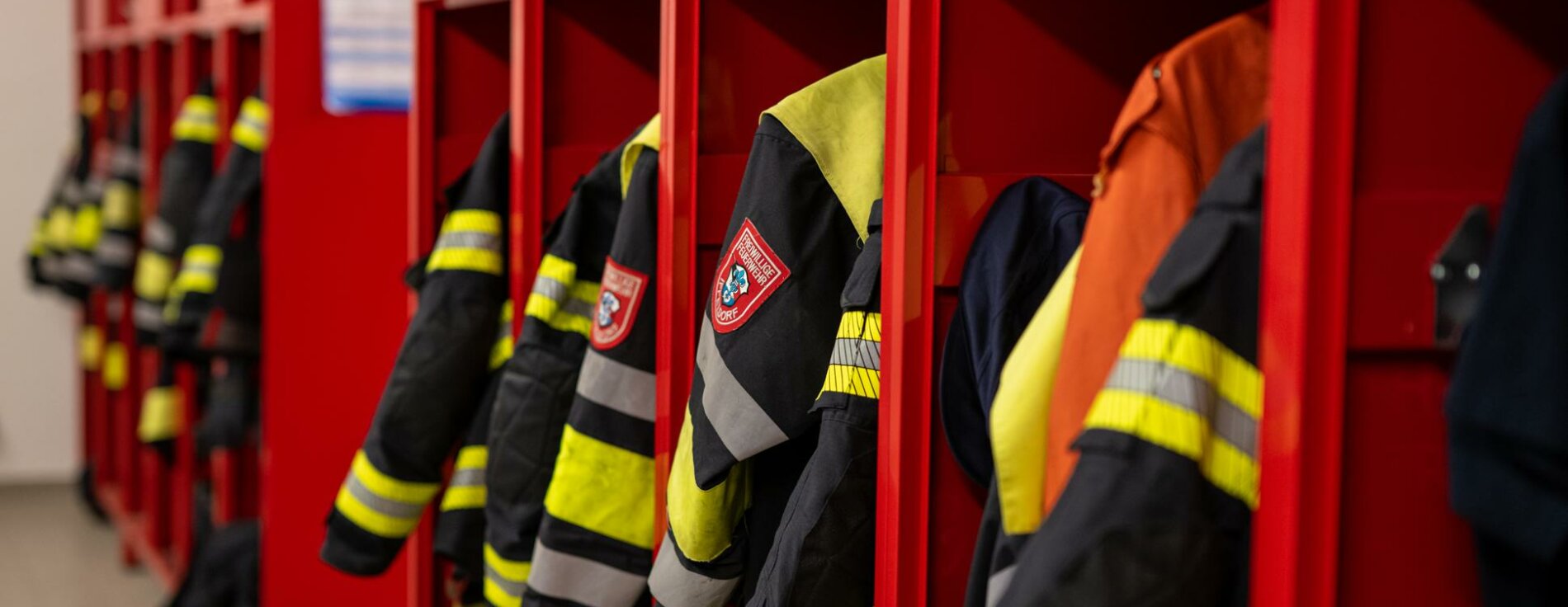 Feuerwehruniformen in Garderobe