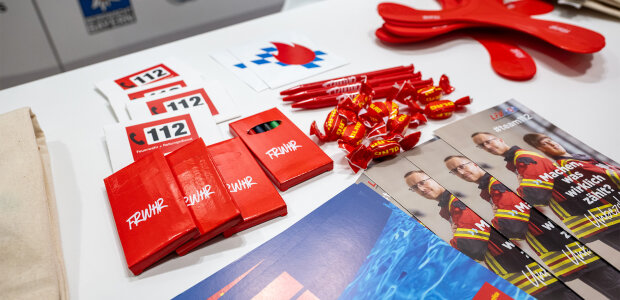 Giveaways des Bayerischen Innenministeriums und des Landesfeuerwehrverbands Bayern auf Tisch