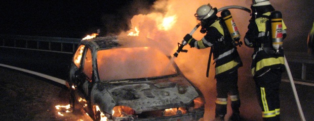 Löschen eines Fahrzeugbrandes unter Atemschutz