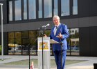 22. September 2020: Als eine wichtige Stärkung des Bereitschaftspolizeistandorts in Königsbrunn hat Bayerns Innenminister Joachim Herrmann die heuer fertiggestellte hochmoderne Raumschießanlage und das neue Unterkunftsgebäude mit zusätzlichen Lehrsälen bezeichnet. "Damit wird unsere Bereitschaftspolizeiabteilung noch leistungsfähiger", erklärte Herrmann bei der heutigen Einweihung.