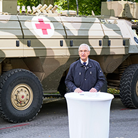 22. Oktober 2020: Die Einsatzübung von Polizei und Bundeswehr in der Gäubodenkaserne ("NTEX 2020") war für Innenminister Joachim Herrmann ein voller Erfolg: "Alle Beteiligten arbeiteten sehr gut und eng zusammen." Um die Handlungssicherheit und das Zusammenspiel der verschiedenen Einsatzkräfte noch weiter zu optimieren, kündigte Herrmann weitere gemeinsame Übungen zwischen Polizei und Bundeswehr an: "Denn wir wollen für den Ernstfall bestmöglich vorbereitet sein." Innenminister Herrmann am Stehtisch vor Panzerfahrzeug