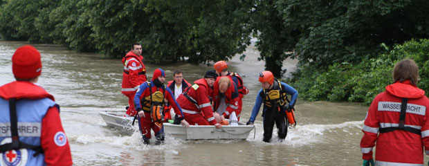 Einsatzkräfte der Wasserwacht im Hochwassergebiet