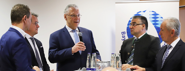 München, 22. Februar 2020 (stmi). Bayerns Innen- und Sportminister Joachim Herrmann hat heute beim Wassersportforum des Bayerischen Seglerverbands (BSV) auf der Reise- und Freizeitmesse 'f.r.e.e' die hervorragende Arbeit des BSV gelobt. "Durch seine gründliche Ausbildung und sein großartiges Engagement sorgt der Bayerische Seglerverband höchst erfolgreich dafür, dass wir durch unsere bayerischen Nachwuchsleistungssportler vorbildlich nach außen repräsentiert werden. Innenminister Joachim Herrman auf der Podiumsdiskussion des Wassersportforums des Bayerischen Seglerverbands.