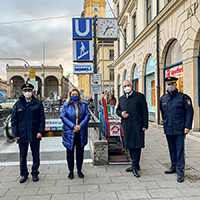 Innenminister Joachim Herrmann, Verkehrsministerin Kerstin Schreyer und zwei Polizisten am Odeonsplatz