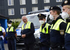 23. August 2021: Neue Erkennbarkeitswesten der Polizei: Innenminister Joachim Herrmann hat heute in Nürnberg neue Erkennbarkeitswesten der Polizei vorgestellt. Mit ihren auffälligen Farb- und Reflektorflächen und Funktionsbezeichnungen optimieren sie die Ausstattung und Sicherheit der bayerischen Polizistinnen und Polizisten. „Vor allem bei besonderen Einsätzen wie Demonstrationen und Großveranstaltungen ist die Bayerische Polizei nun noch besser zu erkennen. Dies gilt insbesondere für zivile Einsatzkräfte, die in solchen großen Einsatzlagen kurzfristig hinzugezogen werden“, erklärte Herrmann.