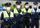 23. August 2021: Neue Erkennbarkeitswesten der Polizei: Innenminister Joachim Herrmann hat heute in Nürnberg neue Erkennbarkeitswesten der Polizei vorgestellt. Mit ihren auffälligen Farb- und Reflektorflächen und Funktionsbezeichnungen optimieren sie die Ausstattung und Sicherheit der bayerischen Polizistinnen und Polizisten. „Vor allem bei besonderen Einsätzen wie Demonstrationen und Großveranstaltungen ist die Bayerische Polizei nun noch besser zu erkennen. Dies gilt insbesondere für zivile Einsatzkräfte, die in solchen großen Einsatzlagen kurzfristig hinzugezogen werden“, erklärte Herrmann.