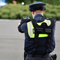 Polizist von hinten mit Laserpistole