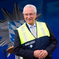 23. August 2021: Neue Erkennbarkeitswesten der Polizei: Innenminister Joachim Herrmann hat heute in Nürnberg neue Erkennbarkeitswesten der Polizei vorgestellt. Mit ihren auffälligen Farb- und Reflektorflächen und Funktionsbezeichnungen optimieren sie die Ausstattung und Sicherheit der bayerischen Polizistinnen und Polizisten. „Vor allem bei besonderen Einsätzen wie Demonstrationen und Großveranstaltungen ist die Bayerische Polizei nun noch besser zu erkennen. Dies gilt insbesondere für zivile Einsatzkräfte, die in solchen großen Einsatzlagen kurzfristig hinzugezogen werden“, erklärte Herrmann. Innenminister Joachim Herrmann in Erkennbarkeitsweste der Polizei
