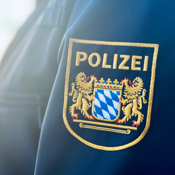 Polizeiwappen auf Uniform
