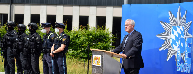 30. Juni 2021: Innovation beim Polizeilichen Einsatztraining: Innenminister Joachim Herrmann hat heute in Nürnberg das neue hochmoderne Lasertrainingssystem der Bayerischen Polizei vorgestellt. „Damit trainieren unsere Polizistinnen und Polizisten noch besser und realitätsnäher die Lösung von Einsatzsituationen bis hin zu lebensbedrohlichen Lagen wie Amokläufe oder terroristische Angriffe“, betonte Herrmann. Innenminister Joachim Herrmann hinter Rednerpult neben Bereitschaftspolizei