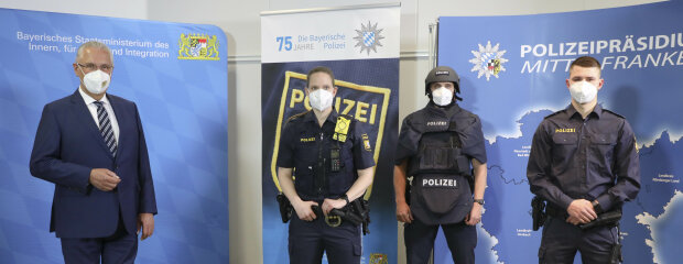 17. Mai 2021: Zunehmende Gewalt gegen Polizeibeamte: Innenminister Joachim Herrmann und Justizminister Georg Eisenreich haben heute in Nürnberg einen Überblick zur Entwicklung 2020 gegeben und ein umfangreiches Maßnahmenpaket zum besseren Schutz vorgestellt. Herrmann: „Dem langjährigen Trend zu mehr Gewalt gegen Polizeikräfte stemmen wir uns mit aller Macht entgegen. Wir müssen bestmöglich diejenigen schützen, die tagtäglich uns schützen!“ Innenminister Herrmann neben Polizisten