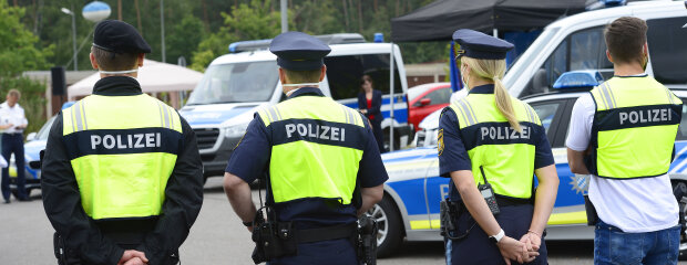 23. August 2021: Neue Erkennbarkeitswesten der Polizei: Innenminister Joachim Herrmann hat heute in Nürnberg neue Erkennbarkeitswesten der Polizei vorgestellt. Mit ihren auffälligen Farb- und Reflektorflächen und Funktionsbezeichnungen optimieren sie die Ausstattung und Sicherheit der bayerischen Polizistinnen und Polizisten. „Vor allem bei besonderen Einsätzen wie Demonstrationen und Großveranstaltungen ist die Bayerische Polizei nun noch besser zu erkennen. Dies gilt insbesondere für zivile Einsatzkräfte, die in solchen großen Einsatzlagen kurzfristig hinzugezogen werden“, erklärte Herrmann. 23. August 2021: Neue Erkennbarkeitswesten der Polizei: Innenminister Joachim Herrmann hat heute in Nürnberg neue Erkennbarkeitswesten der Polizei vorgestellt. Mit ihren auffälligen Farb- und Reflektorflächen und Funktionsbezeichnungen optimieren sie die Ausstattung und Sicherheit der bayerischen Polizistinnen und Polizisten. „Vor allem bei besonderen Einsätzen wie Demonstrationen und Großveranstaltungen ist die Bayerische Polizei nun noch besser zu erkennen. Dies gilt insbesondere für zivile Einsatzkräfte, die in solchen großen Einsatzlagen kurzfristig hinzugezogen werden“, erklärte Herrmann.
