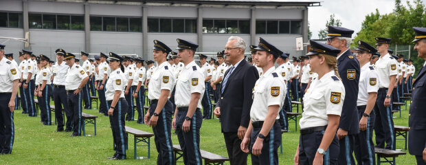 25. Juni 2021: Vereidigung neuer Polizeibeamte in Nabburg: Innenminister Joachim Herrmann hat heute im Beisein des Präsidenten der Bayerischen Bereitschaftspolizei, Udo Skrzypczak, 250 neu eingestellten Polizistinnen und Polizisten den Diensteid abgenommen: „Wir freuen uns auf unsere neuen hochengagierten Polizistinnen und Polizisten. Nach Ende ihrer Ausbildung können wir unsere Polizeidienststellen verstärken.“ Innenminister Herrmann zwischen neu vereidigten Polizistinnen und Polizisten