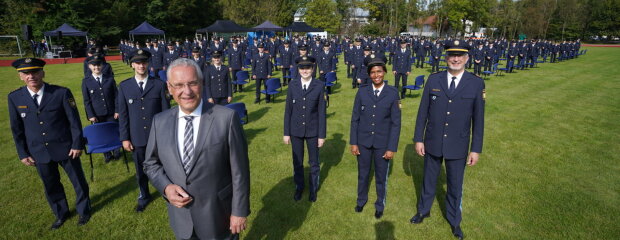 13. September 2021: „Der Polizeinachwuchs in Bayern ist gesichert!“ Das hat Innenminister Joachim Herrmann heute vor rund 150 neueingestellten Polizistinnen und Polizisten in der VI. Bereitschaftspolizeiabteilung Dachau deutlich gemacht, die er stellvertretend für die gesamten Neueinstellungen zum 1. September 2021 begrüßt hatte. „Insgesamt haben Anfang September rund 1.050 Polizeianwärterinnen und Polizeianwärter ihre Ausbildung beziehungsweise ihr Studium bei der Bayerischen Polizei angetreten, ein neuer Einstellungsrekord“, betonte Herrmann. Innenminister Herrmann und neue Polizistinnen und Polizisten