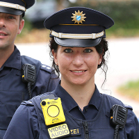 20. November 2020: Body-Cams bei der Bayerischen Polizei: Ein Jahr nach dem Abschluss der bayernweiten Ausstattung von Polizeidienststellen mit Body-Cams zieht Innenminister Joachim Herrmann eine positive Zwischenbilanz: "Unsere Body-Cams sind hervorragend geeignet, unsere Polizistinnen und Polizisten vor Angriffen zu schützen!" Polizistin mit Body-Cam