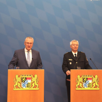 Innenminister Joachim Herrmann stellt gemeinsam mit Landespolizeipräsident Prof. Dr. jur. Wilhelm Schmidbauer die Verkehrsunfallstatistik für 2019 vor. Innenminister Joachim Herrmann und Landespolizeipräsident Prof. Dr. jur. Wilhelm Schmidbauer am Rednerpult