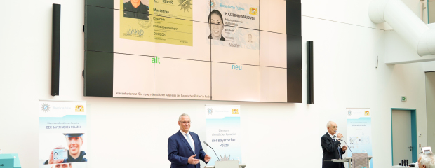 26. März 2021: Hochmodern und besonders fälschungssicher: Innenminister Joachim Herrmann präsentiert die neuen Dienstausweise der Bayerischen Polizei. „Die neuen Dienstausweise der Bayerischen Polizei sind ein High-Tech Spitzenprodukt aus Bayern für Bayern“, erklärte Herrmann. „Qualität, Sicherheit und Haltbarkeit zeichnen ihn aus.“ Herrmann hinter Rednerpult vor Leinwand mit Präsentation zum neuen Dienstausweis der Polizei