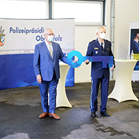 5. November 2020: „Das rund 1.400 Quadratmeter große Zentrum ist eine großartige Investition in die Zukunft unserer Polizei und die Sicherheit unseres Landes,“ erklärt Innenminister Joachim Herrmann anlässlich der Eröffnung des neuen Polizei-Trainingszentrums in Regensburg auf dem Gelände der ehemaligen Rafflerkaserne. Herrmann und Polizist mit großem Schlüssel