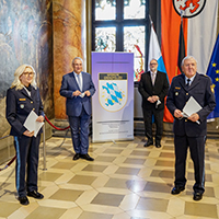 21. Januar 2021: Erfolgsbilanz der Bayerischen Grenzpolizei: Innenminister Joachim Herrmann hat heute Alois Mannichl, der Ende Januar in den Ruhestand geht, für seine hervorragende Arbeit gedankt und Annette Lauer als neue Direktorin vorgestellt. "Alois Mannichl hat unsere Bayerische Grenzpolizei seit ihrer Gründung vor zweieinhalb Jahren hervorragend geführt und geprägt", lobte Herrmann. „Mit Anette Lauer an der Spitze werden wir die Erfolgsgeschichte der Bayerischen Grenzpolizei auch künftig fortschreiben.“ Innenminister Joachim Herrmann, Anette Lauer, Alois Mannichl und Polizisten