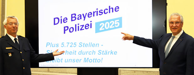 27. Mai 2020: Bayerns Innenminister Joachim Herrmann stellt in München gemeinsam mit Landespolizeipräsident Prof. Dr. Wilhelm Schmidbauer das Konzept zur Neuverteilung aller ab 2023 zur Verfügung stehenden 37.786 Stellen für Beamtinnen und Beamte der Bayerischen Polizei vor. "Mit unserem Stellenkonzept 'Die Bayerische Polizei 2025' sind wir bestmöglich für die künftigen Herausforderungen gewappnet", erklärt Herrmann. "Wir schaffen von 2010 bis 2023 5.725 zusätzliche Polizeistellen." Mit dann insgesamt mehr als 45.000 Beamten, Beamten in Ausbildung sowie Arbeitnehmern wird der höchste Personalumfang in der Geschichte der Bayerischen Polizei erreicht. Bereits bis Ende 2025 kann der Großteil der auf den neuen Stellen eingestellten Polizistinnen und Polizisten nach Ausbildungsende den Dienst bei den Polizeidienststellen antreten. Bayerns Innenminister Joachim Herrmann und Landespolizeipräsident Prof. Dr. Wilhelm Schmidbauer