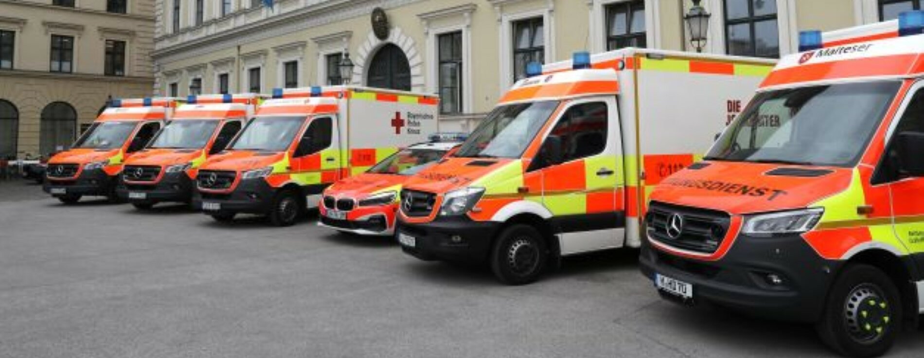 Rettungsfahrzeuge Rettungsfahrzeuge vor dem Innenministerium
