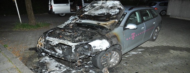 Serie von Sachbeschädigungen in München, Mai/Juni 2012 Das Foto zeigt einen PKW, dessen Motorhaube geöffnet ist und der Motorraum durch einen Brand stark zerstört wurde