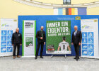 Innenminister Joachim Herrmann, Peter Starnecker von der Landesverkehrswacht Bayern und Dr. Lothar Ebbertz vom Bayerischen Brauerbund neben Plakaten zur Fußball-EM