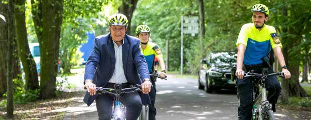 20. August 2021: Radfahren gewinnt immer mehr an Bedeutung: Innenminister Joachim Herrmann hat bei einer Kontrollaktion der mittelfränkischen Polizei in Nürnberg eine Halbjahresbilanz im Radverkehr gezogen: „Nach wie vor passieren viel zu viele schwere Radunfälle. Was bei der Unfallanalyse auffällt: Häufigste Ursachen waren „Geisterradeln“, also entgegen der Fahrtrichtung, zu hohe Geschwindigkeit und Alkoholeinfluss“. Innenminister Joachim Herrmann auf dem Polizeifahrrad neben zwei weiteren Polizisten auf Fahrrädern