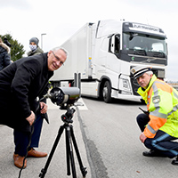14. Oktober 2020: Innenminister Joachim Herrmann kündigte bei einer Kontrollstelle der Bayerischen Polizei an der A99 an, die Schwerverkehrskontrollen in Bayern weiter zu verstärken. "Schwerverkehrsunfälle sind hochgefährlich. Umso mehr setzen wir auf verstärkte Kontrollen mit hochmoderner Technik." Herrmann und Polizist mit Kontrollgerät, im Hintergrund ein LKW