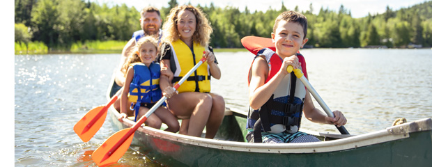 Feiertage und stille Tage ermöglichen das Zusammensein in und mit der Familie. Symbolbild: Erwachsene mit Kindern in einem Ruderboot.