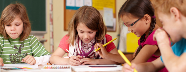 Die Bayerische Verfassung hat praktische Bedeutung für das Leben der Menschen - zum Beispiel in den Bereichen Bildung und Ausbildung Vier Schulkinder in einem Klassenzimmer