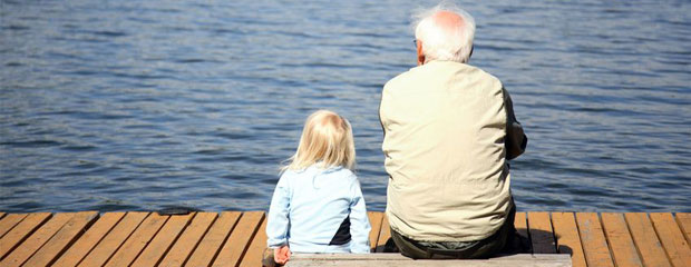 Der demografische Wandel ist eine wichtige gesellschaftliche Herausforderung Symbolbild: Großvater mit Kind auf Bootssteg
