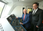 Verkehrsminister Joachim Herrmann besucht Siemens-Lokomotiven-Fabrik am 16. April 2014: v.l.: Innenminister Joachim Herrmann; Michael Reichle, Siemens AG