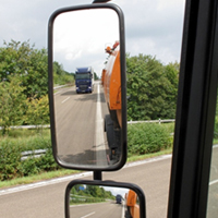 Schätzen von Entfernungen, Geschwindigkeiten und Lücken im Verkehr