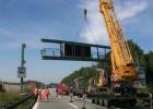 Montage des Doppelriegels einer Schilderbrücke mit faseroptischen Wechselverkehrszeichen an der A 94