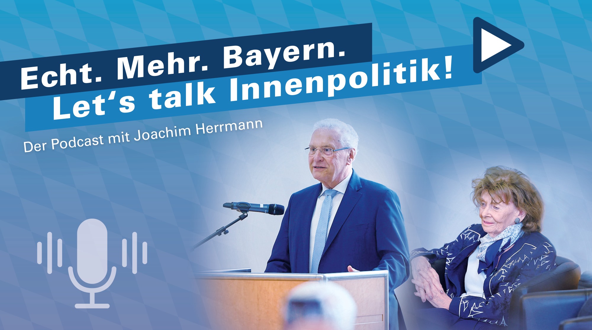 Grafik zum Podcast "Echt. Mehr. Bayern. Let's talk Innenpolitik!" mit Bild von Innenminister Herrmann am Rednerpult und Holocaust-Überlebende und Präsidentin der Israelitischen Kultusgemeinde München und Oberbayern, Dr. h.c. mult. Charlotte Knobloch