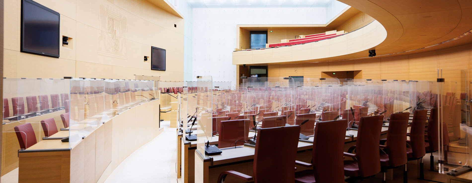 Leerer Plenarsaal mit Regierungsbank im Bayrischen Landtag