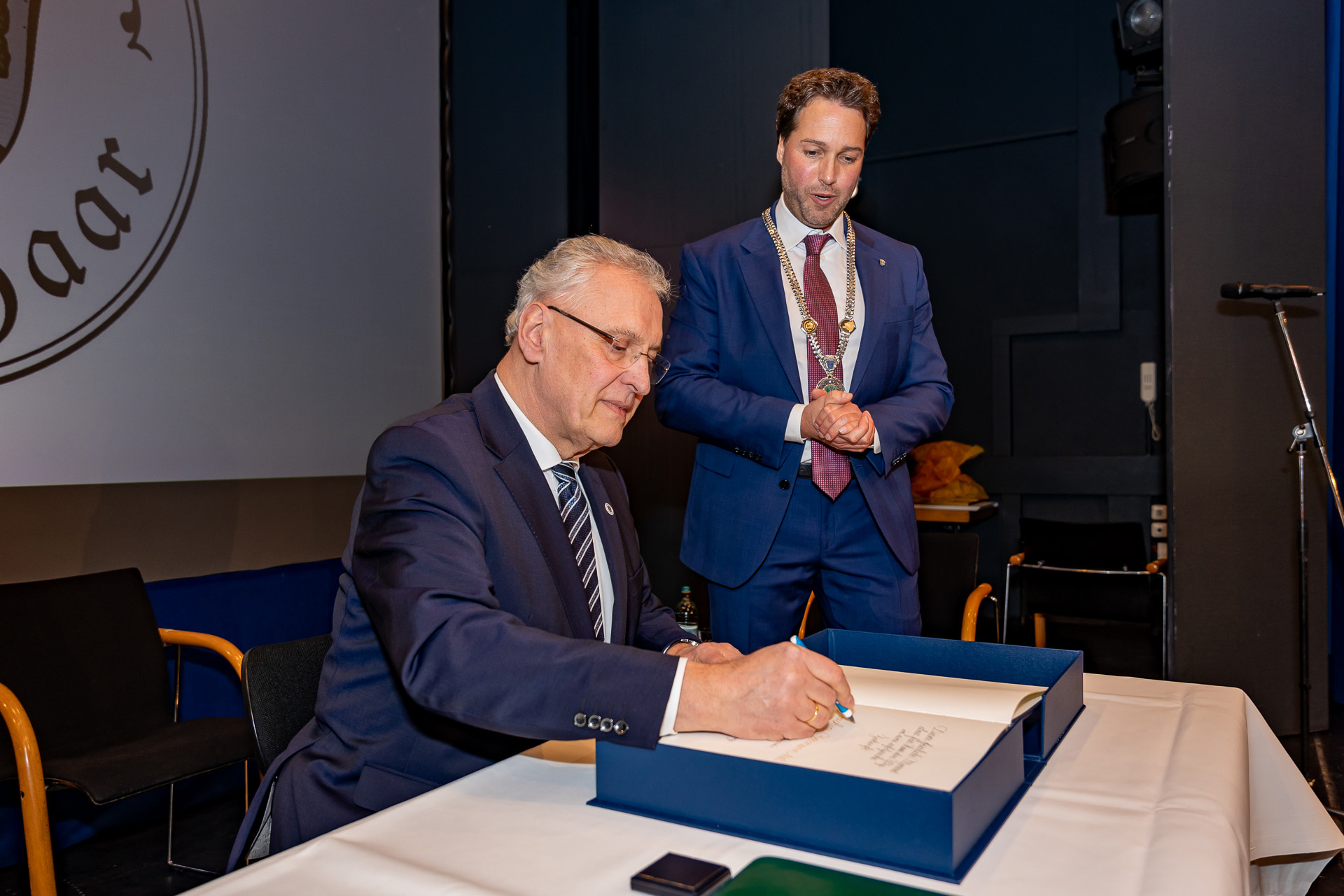 Innenminister Joachim Herrmann bei der Unterzeichnung der Erhebungsurkunde der Stadt Haar