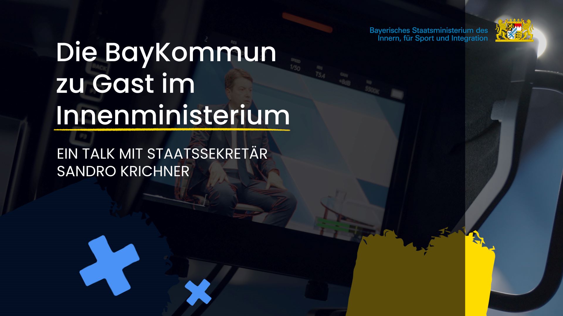 Auf dem Bild ist im Hintergrund Innenstaatssekretär Sandro Kirchner während des Talks zu "Die BayKommun zu Gast im Innenministerium" zu sehen.