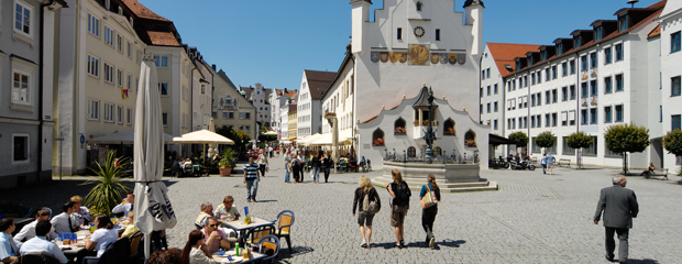 Rathaus und Rathausplatz mit einigen Passanten in Kempten bei schönem Wetter