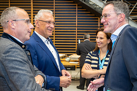 Eintreffen der Sportministerinnen und -minister, -senatorinnen und -senatoren in Herzogenaurach: Bayerns Sportminister Joachim Herrmann begrüßt Hessens Sportminister Peter Beuth, Staatssekretärin Magdalena Finke, Schleswig-Holstein, und Sportminister Michael Ebling, Rheinland-Pfalz.