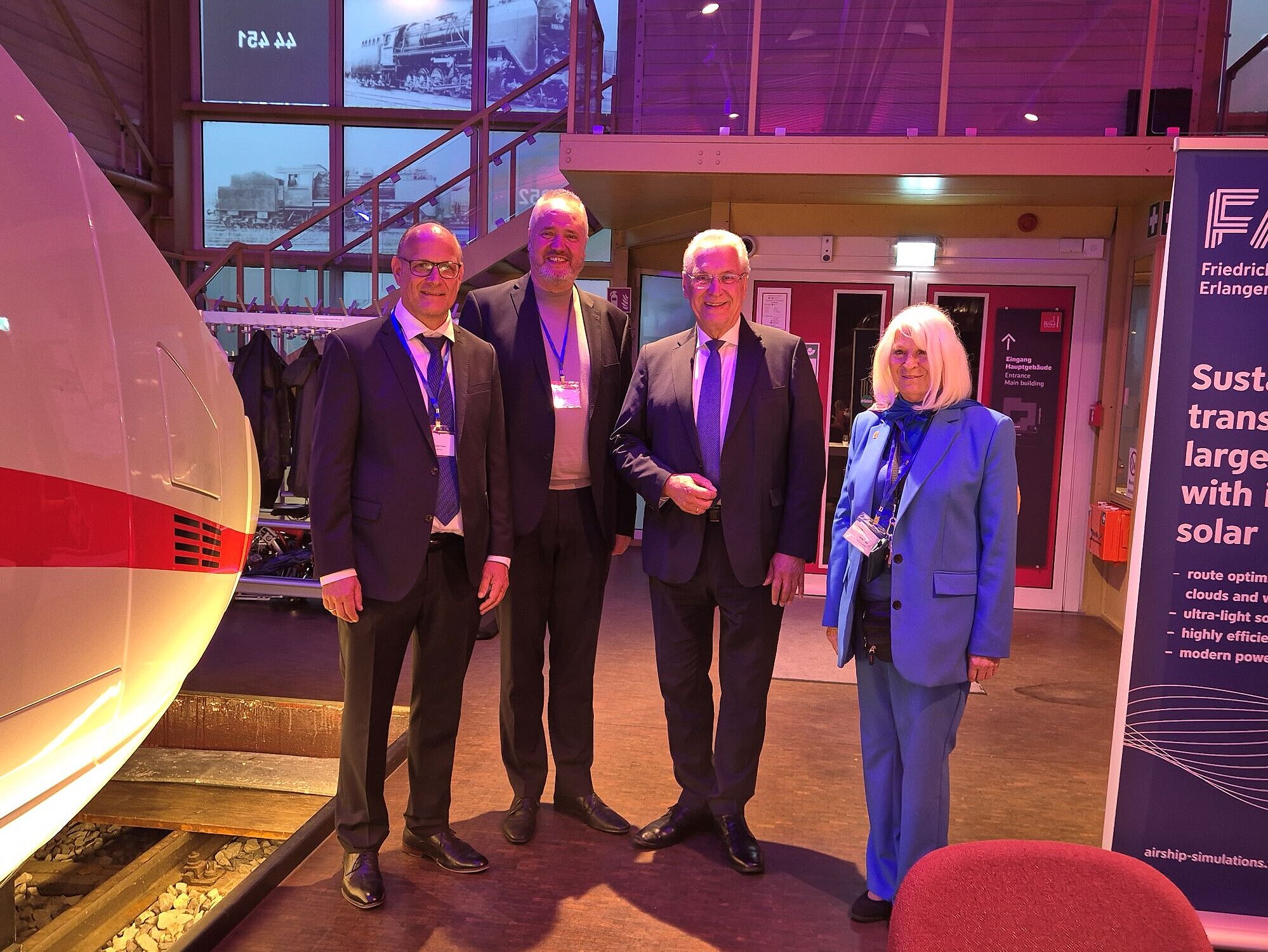 Innenminister Joachim Herrmann ist hier auf einem Erinnerungsfoto mit den Organisatoren der Veranstaltung