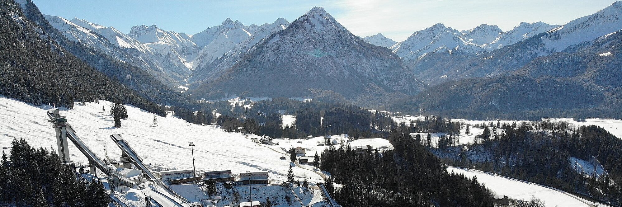 Schanze in Oberstdorf im Winter mit Schnee bedeckt
