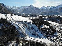 Schanze in Oberstdorf im Winter mit Schnee bedeckt