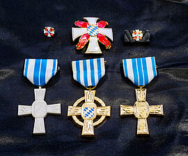 Alle Orden der Feuerwehr auf einer schwarzen Decke gebettet