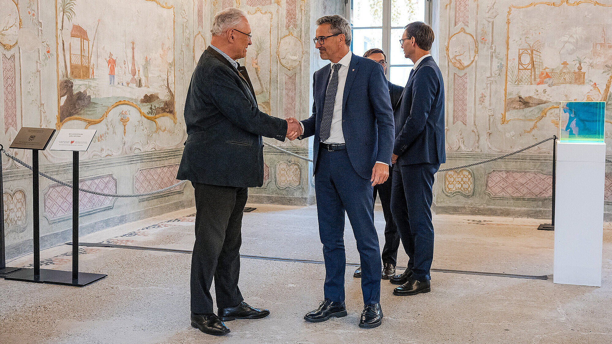 Innenminister Joachim Herrmann links im Bild schüttelt Südtirols Landeshauptmann Arno Kompatscher die Hand zur Begrüßung