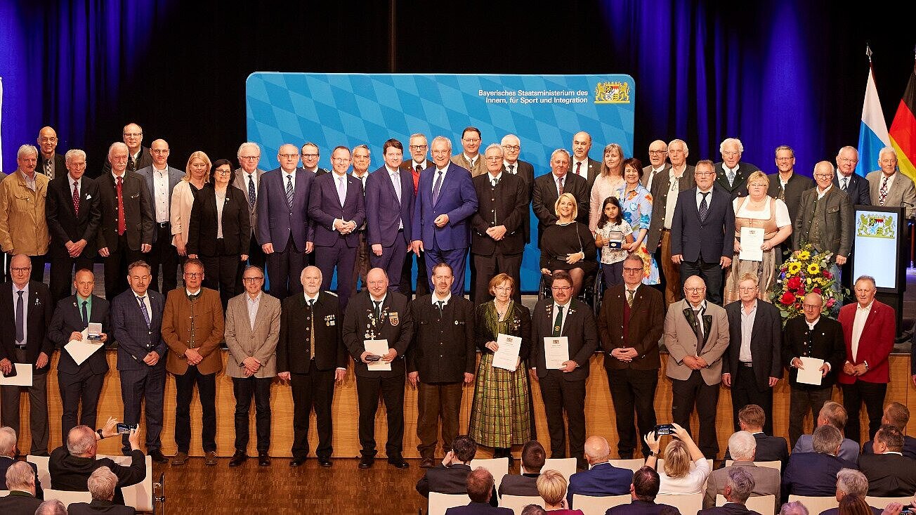 Gruppenfoto mit Geehrten der Ehrenmedaillen