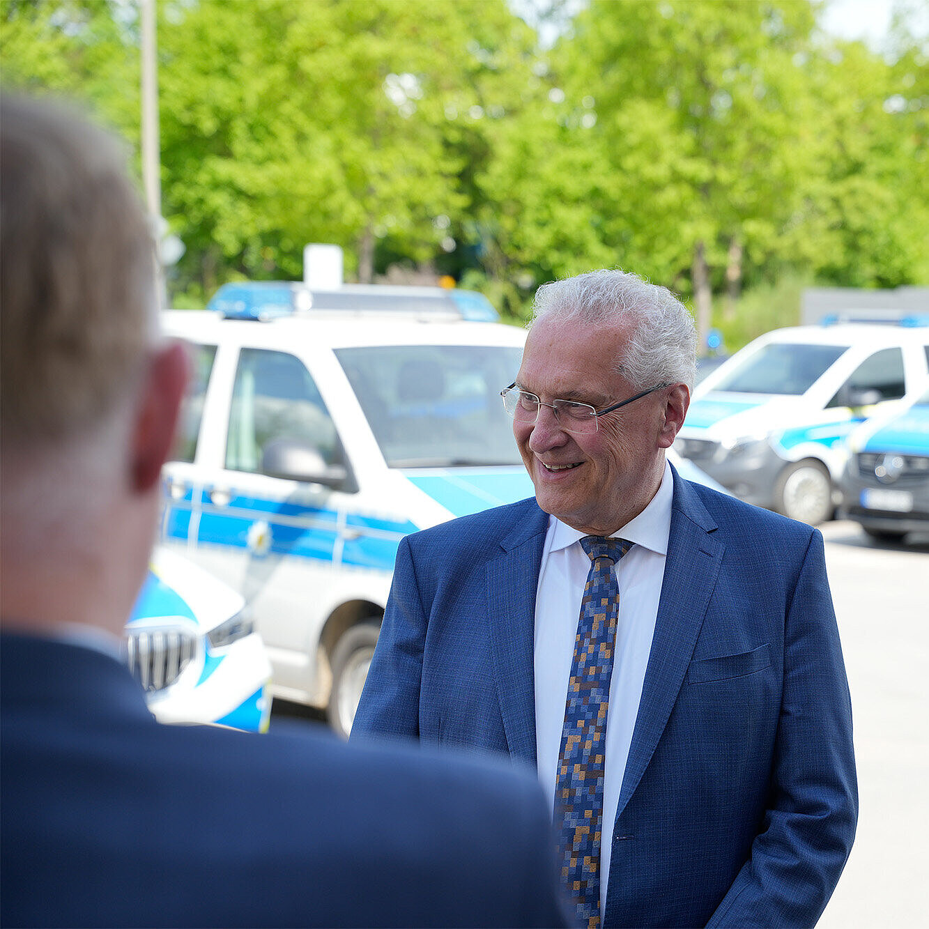 Auf dem Bild: Innenminister Herrmann im Gespräch mit Polizeibeamten am Regensburger Hauptbahnhof