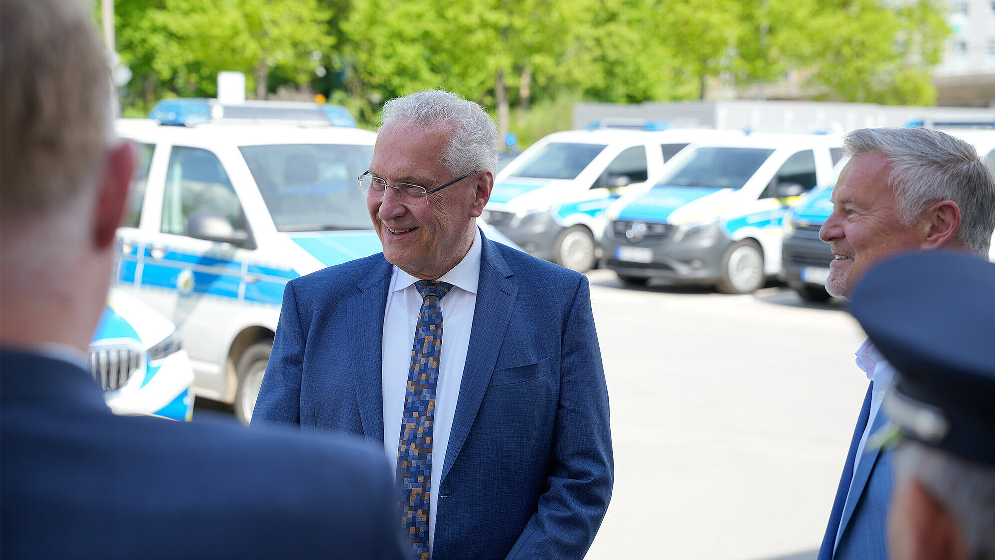 Auf dem Bild: Innenminister Herrmann im Gespräch mit Polizeibeamten am Regensburger Hauptbahnhof